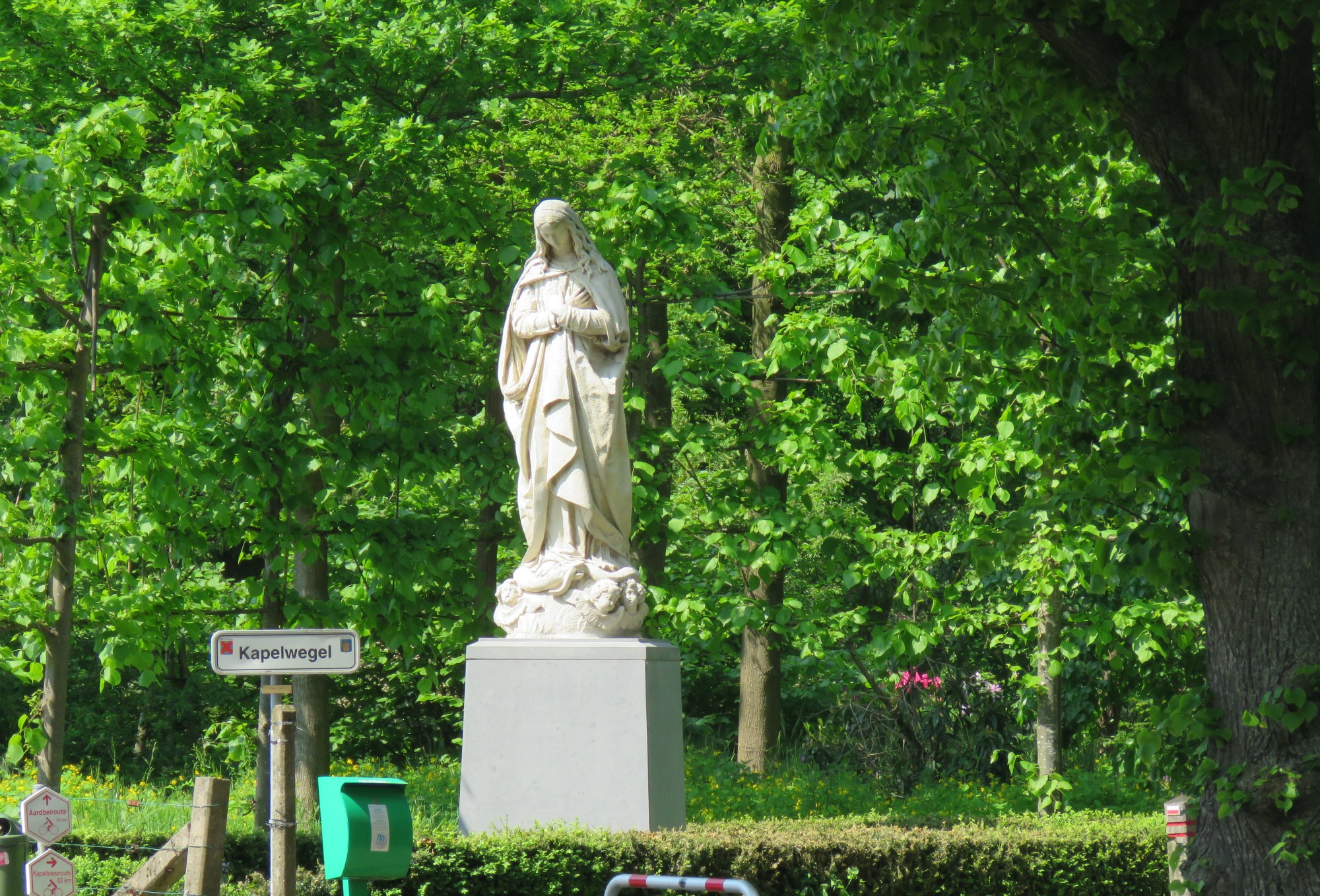 Het Mariabeeld aan de inkom van Gaverland
